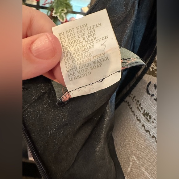 Chic Floral A-Line Party Dress in Black and Pink - Picture 16 of 16